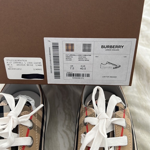 Burberry A:of lark hall l logo size 40.5 - Picture 3 of 7